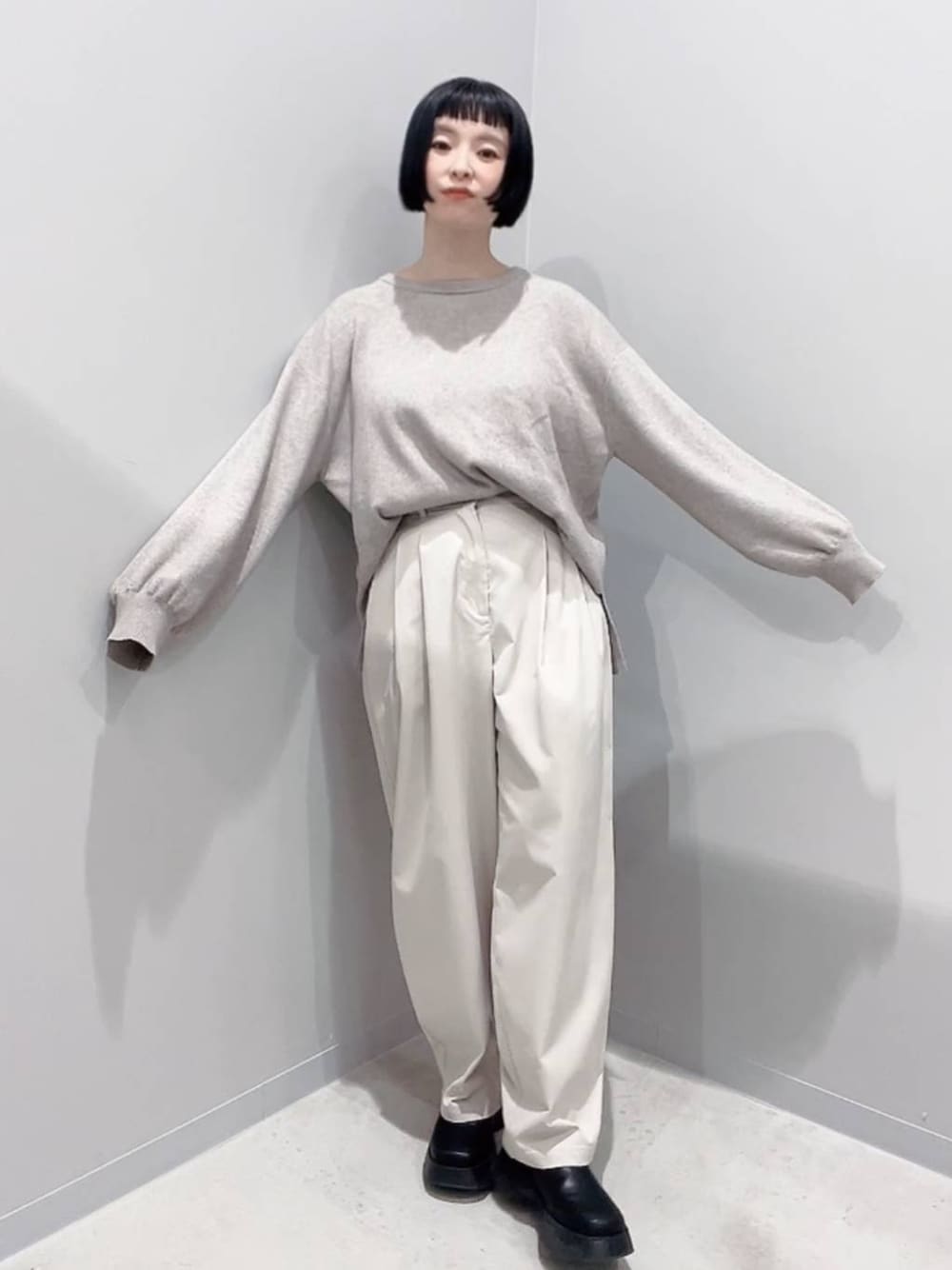 ベージュ系のその他パンツ、ブラック系のブーツを着用したレディースの冬コーディネートの1枚目の写真