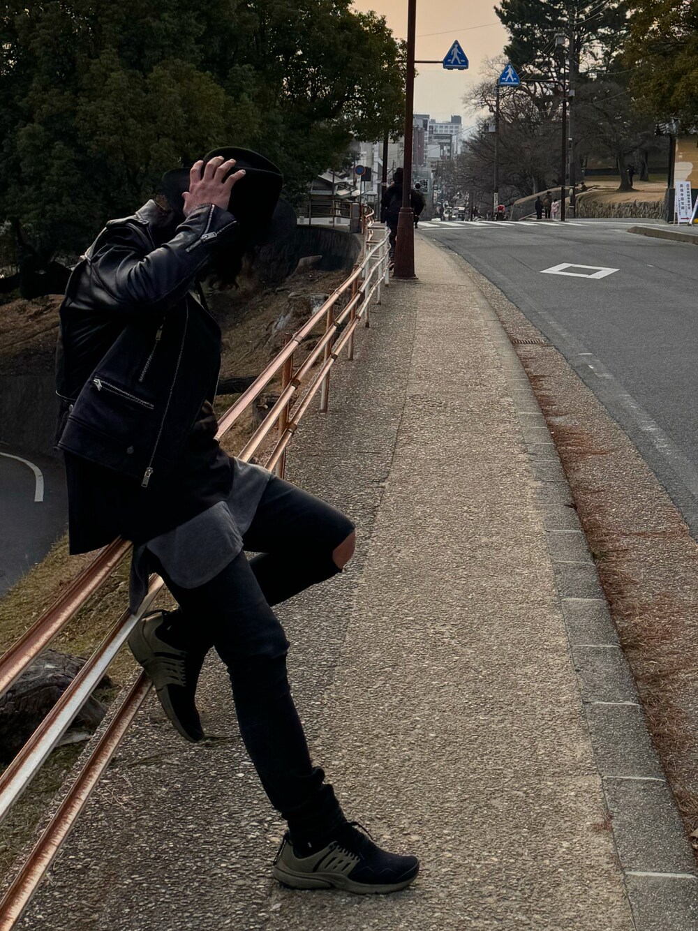 「ridersjacket、pedora」｜「SAINT LAURENT PARISのアイテム（ライダースジャケット、ブラック系）」を使った、kasiraさん（メンズ・178cm）の春コーディネートの1枚目の写真