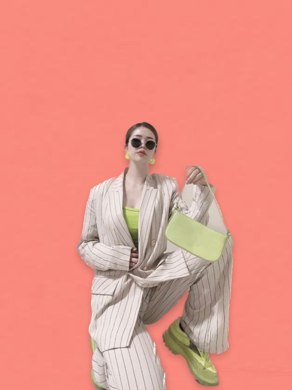 「おしゃれさんと繋がりたい、大人カジュアル、instagram、ootd、通勤コーデ、お仕事コーデ、カラーコーデ、スニーカーコーデ、セットアップ、スーツスタイル、大人コーデ、モード、きれいめカジュアル、プチプラコーデ、着回しコーデ」｜「ZARAのアイテム（ジャケット/アウター、ホワイト系）」を使った、RaBBiさん（レディース・162cm）の夏コーディネートの1枚目の写真