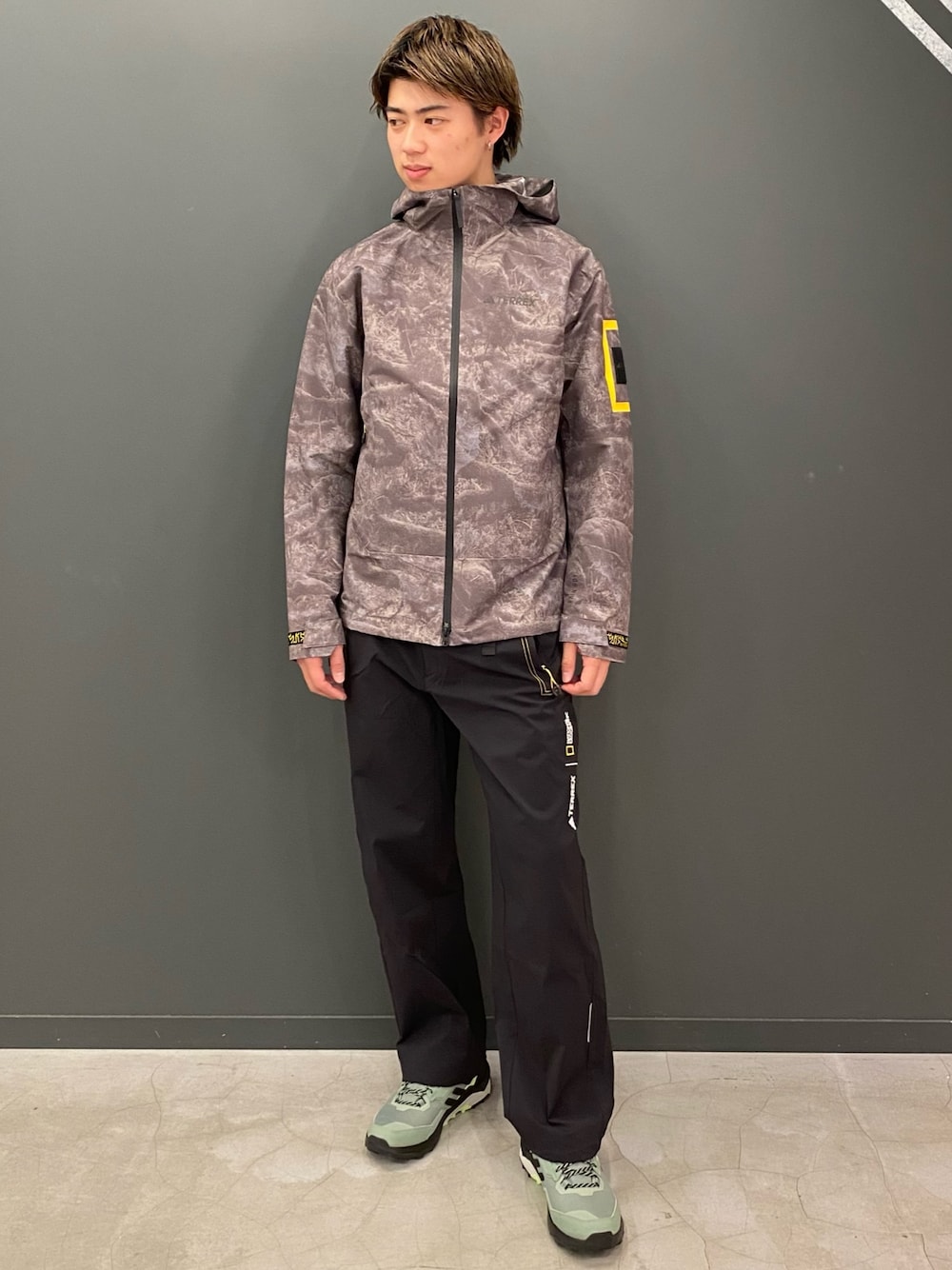 「ジャケット、アウター、マウンテンパーカー、アウトドア、adidas、アディダス、ナショナルジオグラフィック、terrex、テレックス」｜「adidasのナショナル ジオグラフィック 総柄プリント RAIN. RDY ジャケット / アディダス adidas（マウンテンパーカー、パープル系）」を使った、Shunsukeさん（メンズ・180cm）の冬コーディネートの1枚目の写真