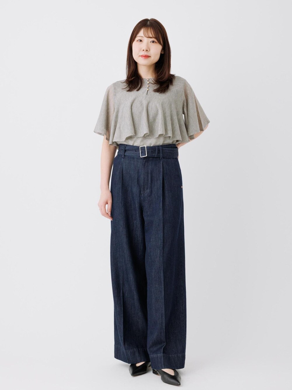 ベージュ系のTシャツ/カットソー、ブルー系のその他パンツを着用したレディースの春コーディネートの1枚目の写真