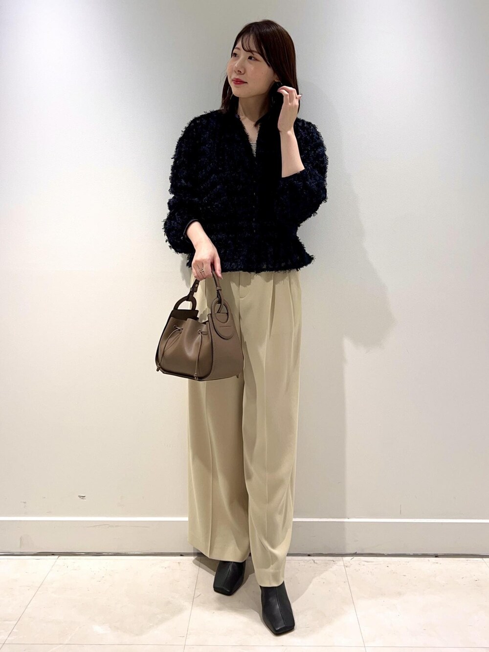 「ROPÉ、ウェーブ、ブルべ夏、混合、高身長、トップス、シャツ/ブラウス、キャミソール、パンツ、バッグ、ショルダーバッグ、シューズ、ブーツ、GGA34030、GGF24550」｜「ROPE'のパッド付きラメキャミソール（キャミソール、シルバー系）」を使った、kanaさん（レディース・165cm）の秋コーディネートの1枚目の写真