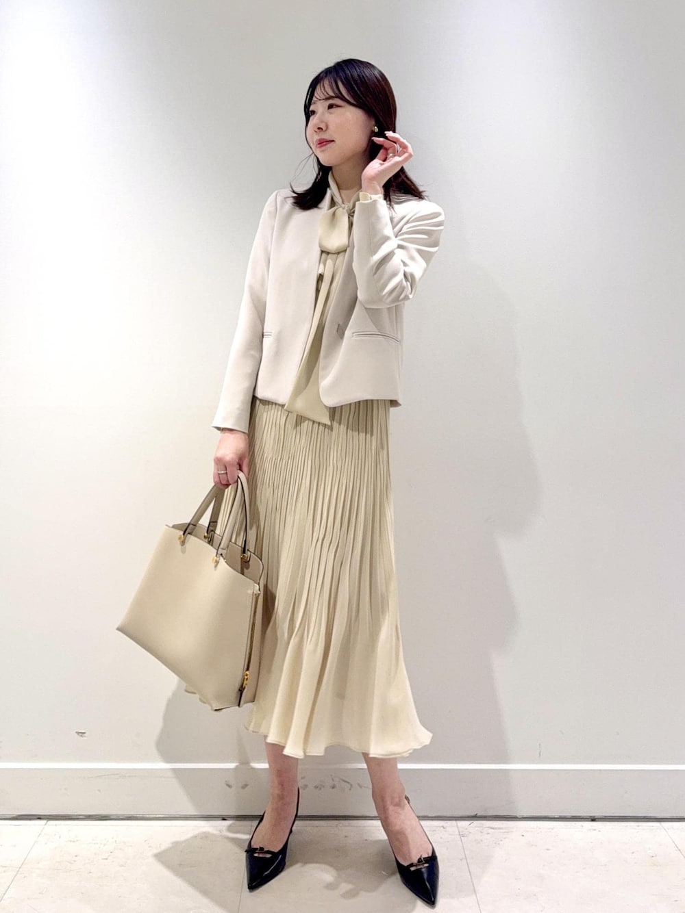 「ROPÉ、ウェーブ、ブルべ夏、混合、高身長、ジャケット/アウター、ノーカラージャケット、ワンピース、バッグ、ハンドバッグ、シューズ、パンプス、GGA34000、GGE25030、GGV24010」｜「ROPE'のトリアセテートダブルクロス クルーネックジャケット【セレモニー/通勤対応】【洗える】（ノーカラージャケット、ベージュ系）」を使った、kanaさん（レディース・165cm）の冬コーディネートの1枚目の写真