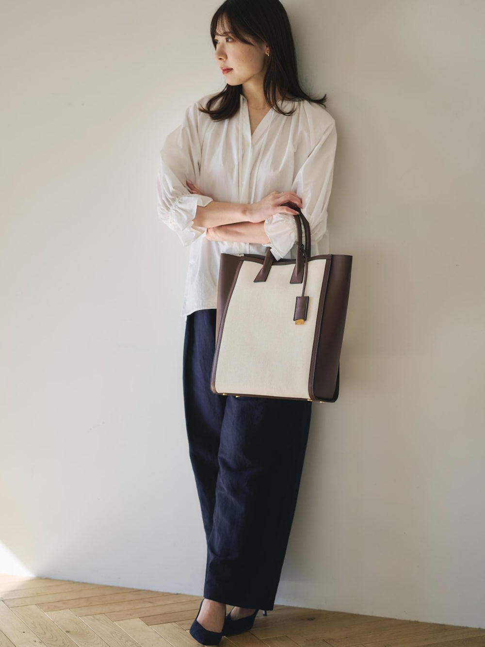 「ROPÉ、ウェーブ、ブルべ夏、混合、高身長、トップス、シャツ/ブラウス、パンツ、バッグ、トートバッグ、GGH25180、GGS25040、GGX85300、25SS_ROPÉ、25SS_ROPÉ_IBAG」｜「ROPE'の【洗える】【入学/入園・通勤対応】タイプライタースキッパーブラウス（シャツ/ブラウス、ホワイト系）」を使った、kanaさん（レディース・165cm）の春コーディネートの1枚目の写真