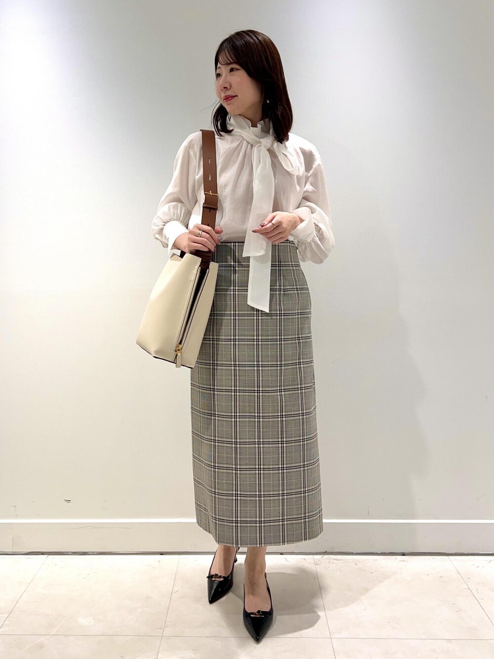 「ROPÉ、ウェーブ、ブルべ夏、混合、高身長、トップス、シャツ/ブラウス、スカート、バッグ、ショルダーバッグ、シューズ、パンプス、GGA34000、GGC34040、GGH34010」｜「E'PORの【E'POR】Y BAG Shoulder Medium（サイドジップショルダーバッグ）【WEB限定/一部店舗限定】【メディア掲載】（ショルダーバッグ、ホワイト系）」を使った、kanaさん（レディース・165cm）の秋コーディネートの1枚目の写真