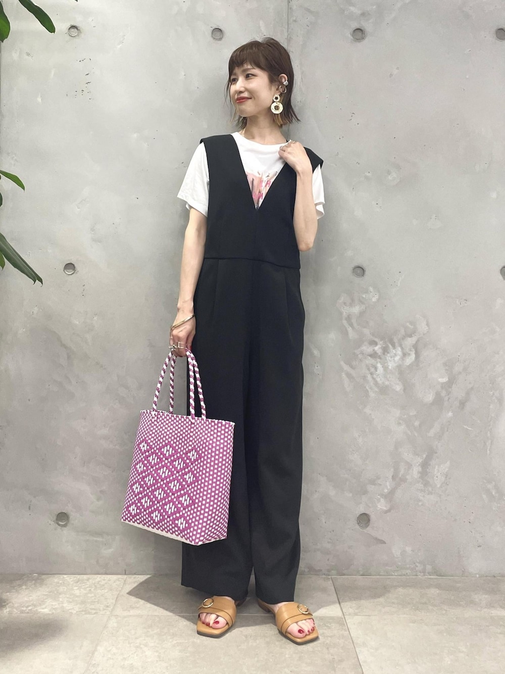 「低身長、低身長コーデ、骨格ナチュラル、イエベ、イエベ春、オールインワン、黒、Tシャツ、コラボアイテム、白、白Tシャツ、フラットサンダル、キャメル、メルカドバック、幾何学模様」｜「VISの【洗える】Vネックオールインワン（サロペット/オーバーオール、ブラック系）」を使った、_ichiさん（骨格ナチュラル・レディース・154cm）の夏コーディネートの1枚目の写真