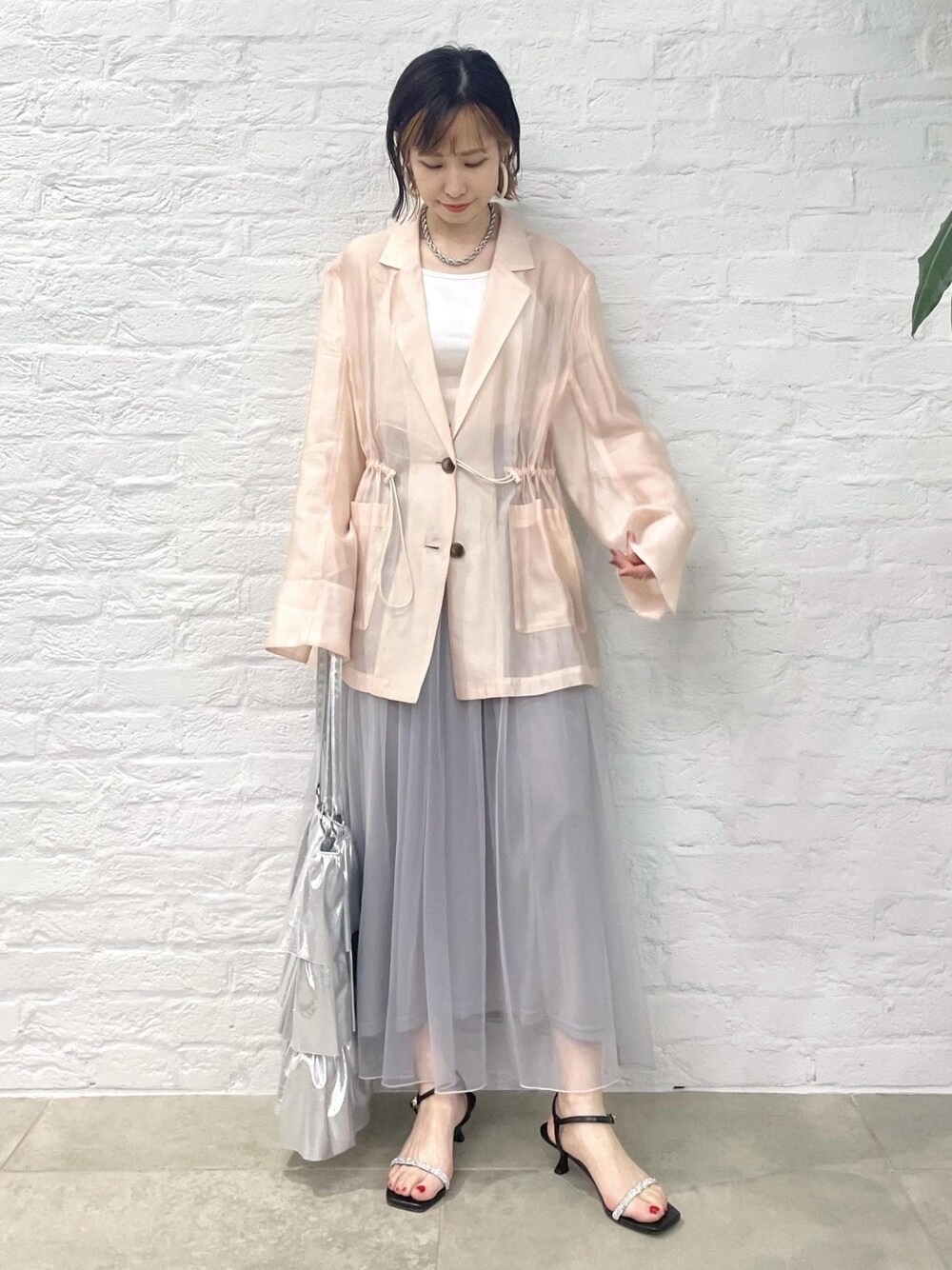 「低身長コーデ、春コーデ、春色、淡色コーデ、ジャケットスタイル、春服みてみて、春のおしゃ見えテクニック、大人カジュアル、キレイめ、ピンク、チュールスカート、グレー、サンダル、フリルバック、シルバー」｜「VISのフリルデザイントート（トートバッグ、シルバー系）」を使った、_ichiさん（骨格ナチュラル・レディース・154cm）の春コーディネートの1枚目の写真