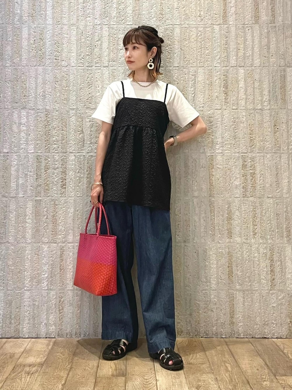 「低身長、低身長コーデ、骨格ナチュラル、イエベ、イエベ春、キャミトップス、黒、白T、ワイドパンツ、ワイドデニム、Sサイズ、メルカドバック、154cm、154cmコーデ、大人カジュアル」｜「VISの【接触冷感・洗える】シンプルロゴTシャツ（Tシャツ/カットソー、ホワイト系）」を使った、_ichiさん（骨格ナチュラル・レディース・154cm）の夏コーディネートの1枚目の写真