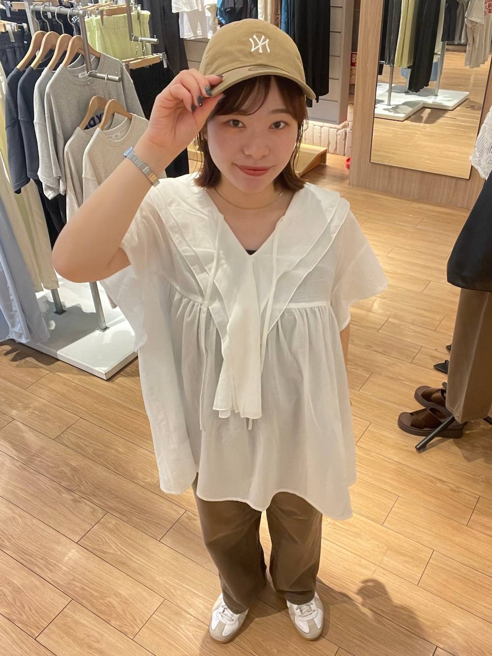 「高見え、カジュアル、ワントーン、ブラウス、春夏コーデ、春コーデ、夏コーデ、大人女子カジュアル_LOWRYS FARM、大人カジュアル、ローリーズスタイル_LOWRYS FARM、LOWRYS FARM」｜「LOWRYS FARMのＣＡＳＵＡＬＣＬＡＳＳＩＣ２５ 283907（キャップ、ベージュ系）」を使った、kumadayoooさん（レディース・158cm）の春コーディネートの1枚目の写真