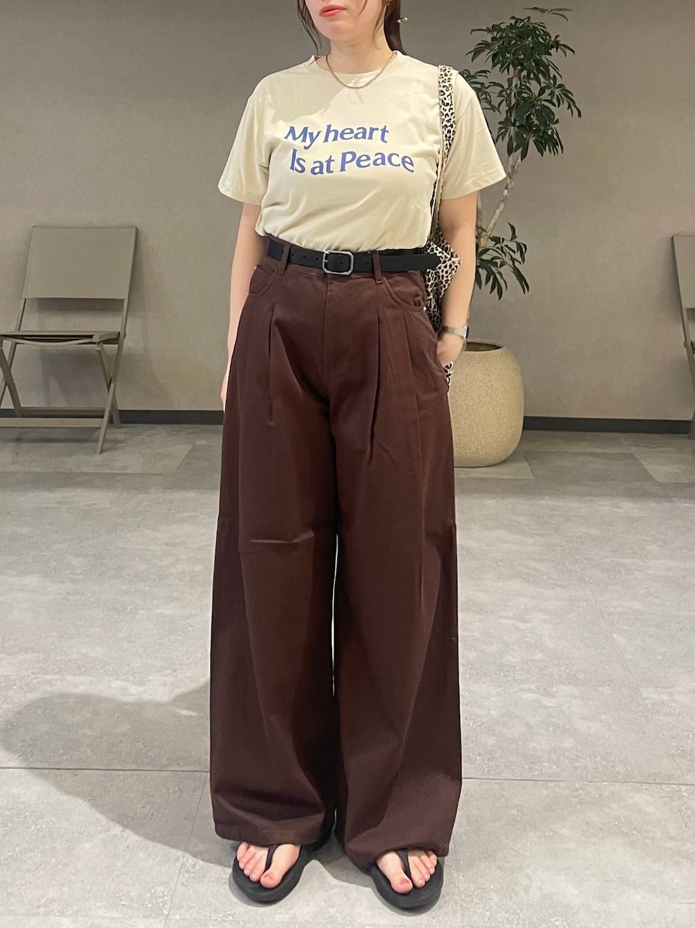 「高見え、カジュアル、ワントーン、シンプルコーデ、ローリーズスタイル_LOWRYS FARM、LOWRYS FARM、夏コーデ、デニムパンツ、Tシャツ、ラフ、きれいめカジュアル」｜「LOWRYS FARMのLFガラトートBAG 284403（トートバッグ、その他）」を使った、kumadayoooさん（レディース・158cm）の夏コーディネートの1枚目の写真