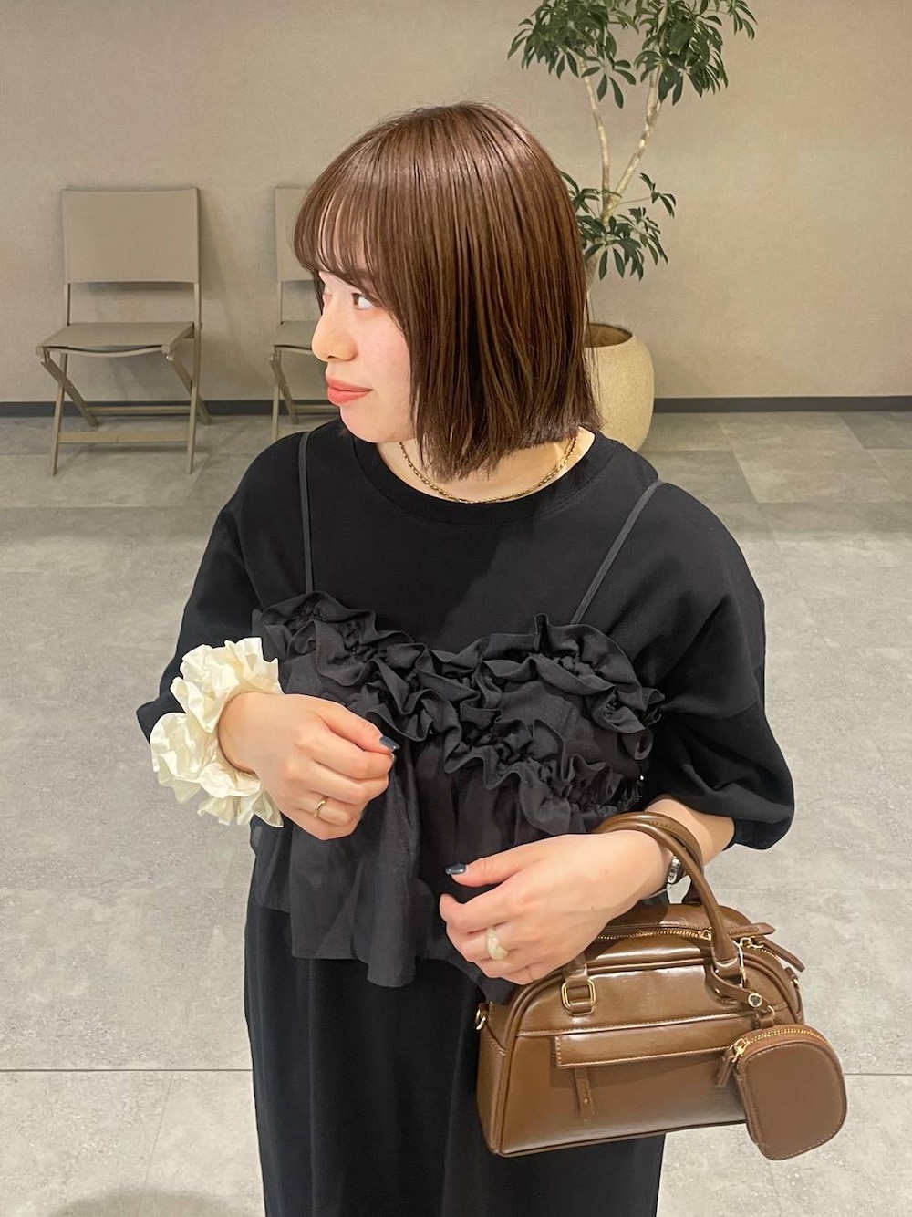 「大人女子カジュアル_LOWRYS FARM、高見え、カジュアル、ワントーン、大人カジュアル、モノトーン、ビスチェ、レイヤードスタイル、デニムパンツ、シンプルコーデ、シンプル」｜「LOWRYS FARMのフリルビスチェ　 252717（キャミソール、ブラック系）」を使った、kumadayoooさん（レディース・158cm）の春コーディネートの1枚目の写真
