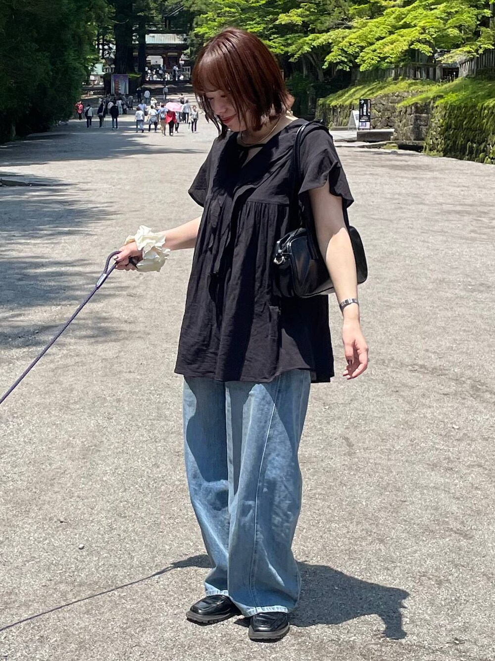 「高見え、カジュアル、ワントーン、デニムパンツ、ブラウス、大人カジュアル、大人女子カジュアル_LOWRYS FARM、きれいめ、きれいめカジュアル、夏コーデ、モノトーン、ローリーズスタイル_LOWRYS FARM、LOWRYS FARM」｜「LOWRYS FARMのワイドボストンバック  102047（ハンドバッグ、ブラック系）」を使った、kumadayoooさん（レディース・158cm）の夏コーディネートの1枚目の写真