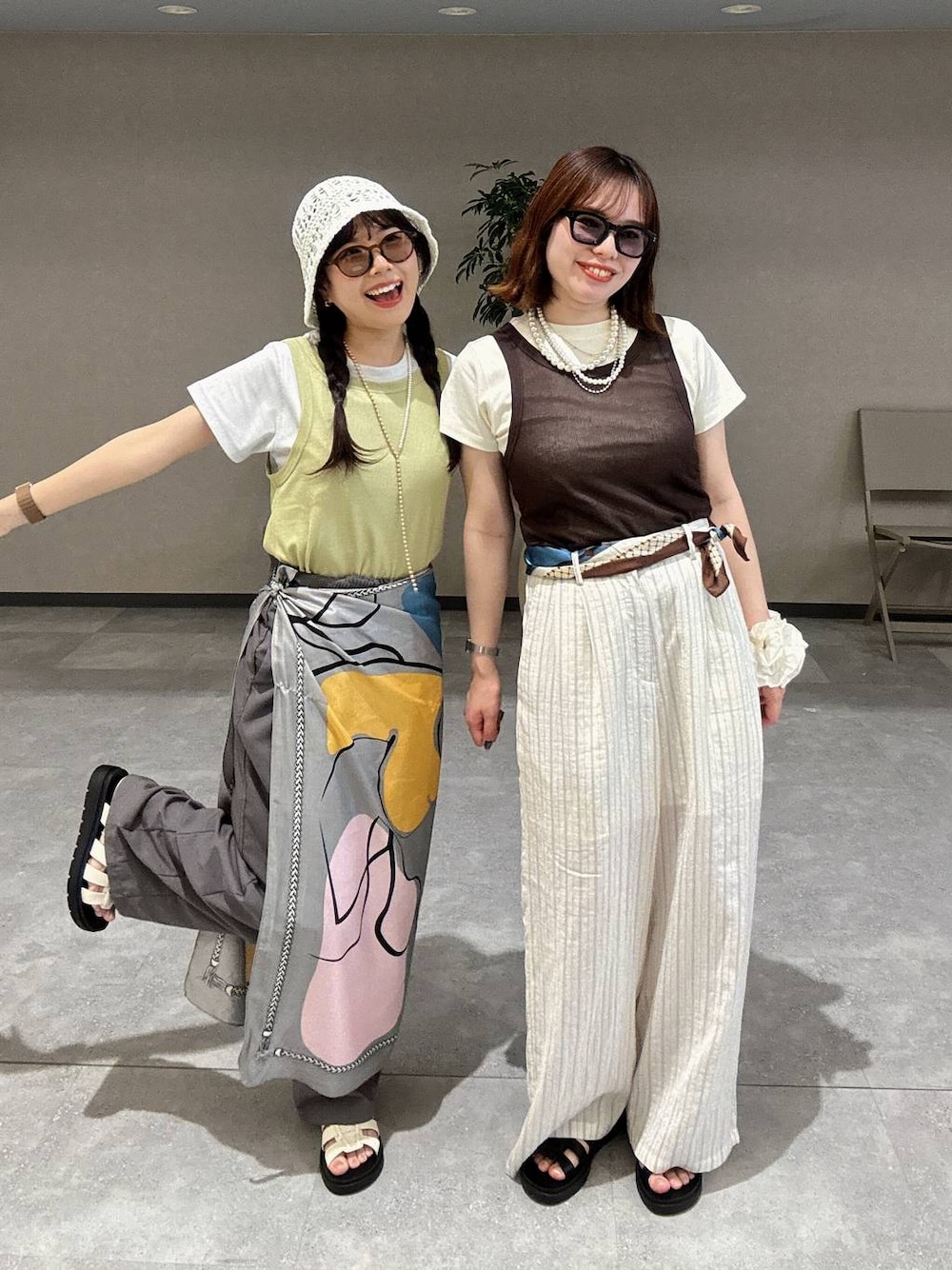 「高見え、カジュアル、ワントーン、フェススタイル、夏コーデ、春夏コーデ、大人カジュアル、Tシャツ、パンツ、LOWRYS FARM、ローリーズスタイル_LOWRYS FARM」｜「LOWRYS FARMのカンドウフィットグルカ 283656（サンダル、ブラック系）」を使った、kumadayoooさん（レディース・158cm）の春コーディネートの1枚目の写真