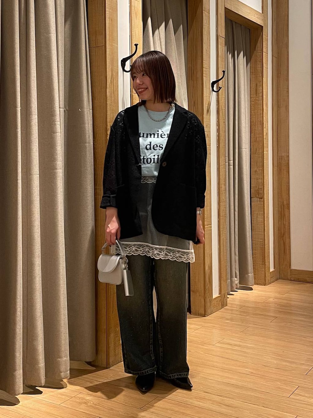 「高見え、カジュアル、ワントーン、ローリーズスタイル_LOWRYS FARM、LOWRYS FARM、デートコーデ、大人カジュアル、デニムパンツ、ジャケット、ジャケットスタイル、春コーデ、春色」｜「LOWRYS FARMのビジューデニムパンツ　115247（デニムパンツ、ブルー系）」を使った、kumadayoooさん（レディース・158cm）の春コーディネートの1枚目の写真