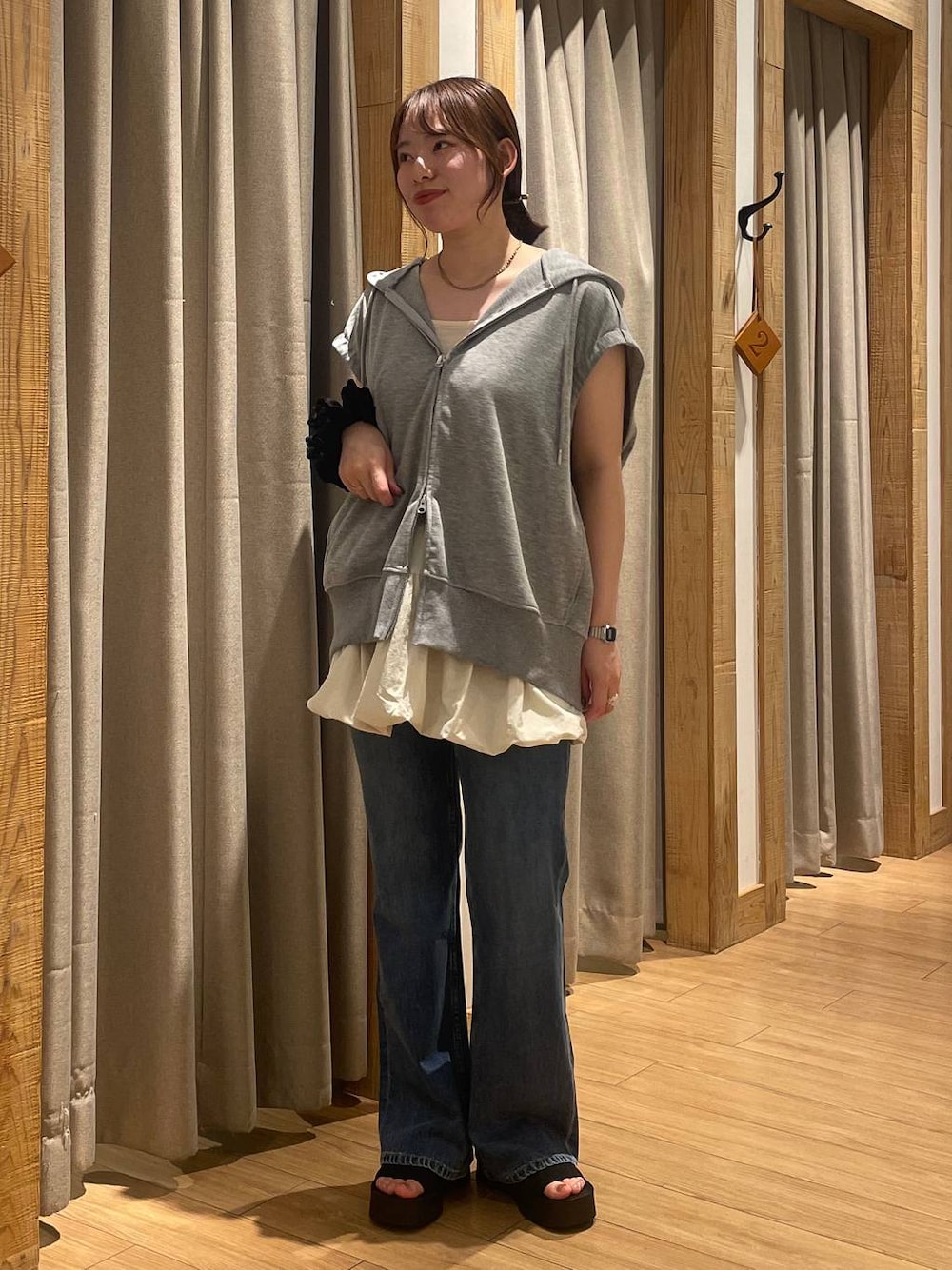 「高見え、カジュアル、ワントーン、デニムパンツ、レイヤードスタイル、パーカー、ローリーズスタイル_LOWRYS FARM、LOWRYS FARM、カジュアルコーデ」｜「LOWRYS FARMのカンドウフィットニットサンダル 283661（サンダル、ブラック系）」を使った、kumadayoooさん（レディース・158cm）の夏コーディネートの1枚目の写真