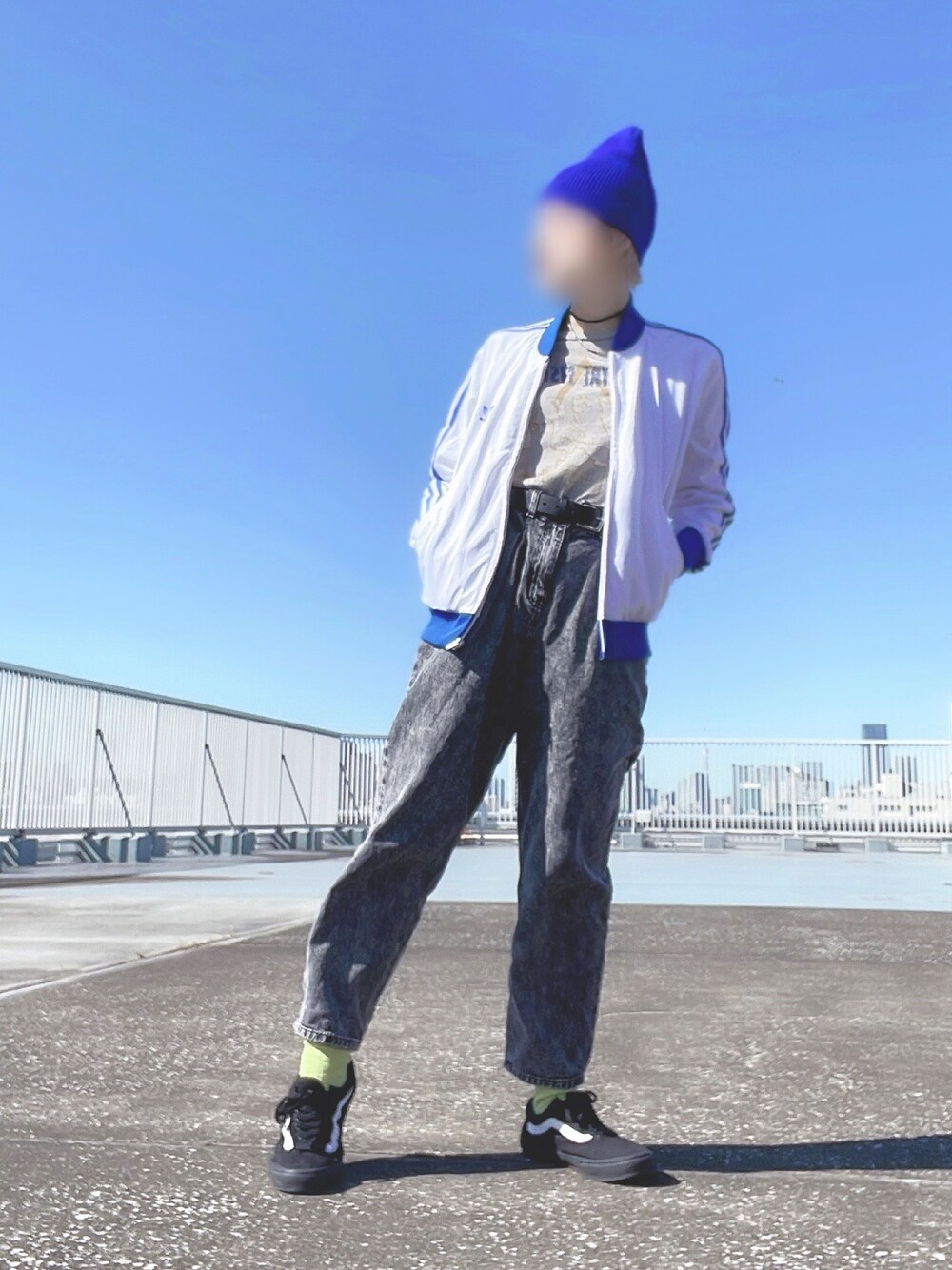 「秋冬、パンツコーデ、デニム、重ね着ベストシーズン、骨格ウェーブ」｜「Katieのアイテム（Tシャツ/カットソー、グレー系）」を使った、bumpy221_さん（レディース・157cm）の秋コーディネートの1枚目の写真