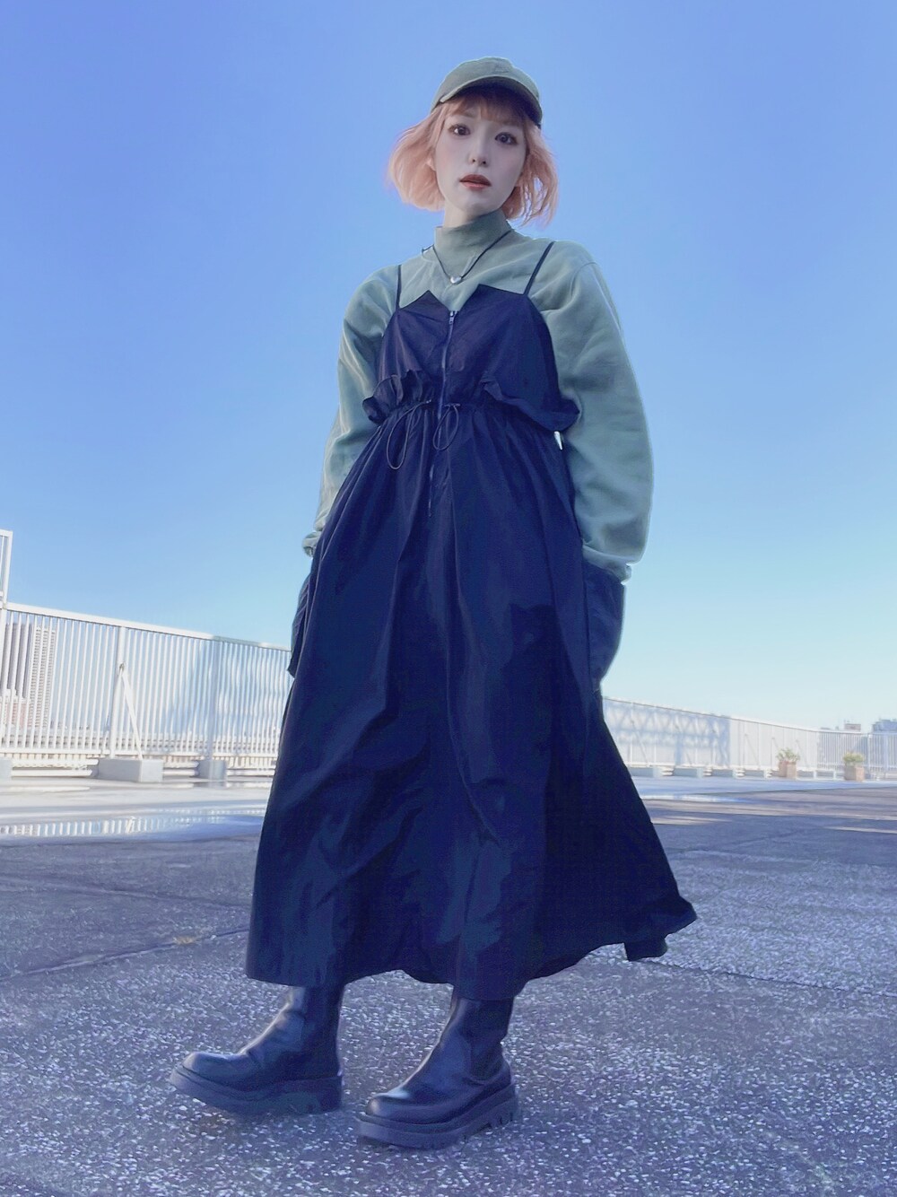 「秋服、秋冬コーデ、カジュアルスタイル、骨格ウェーブ、ワンピース、ストリート、スウェット、キャップ」｜「Alley by w closetのアイテム（ワンピース、ブラック系）」を使った、bumpy221_さん（レディース・157cm）の秋コーディネートの1枚目の写真