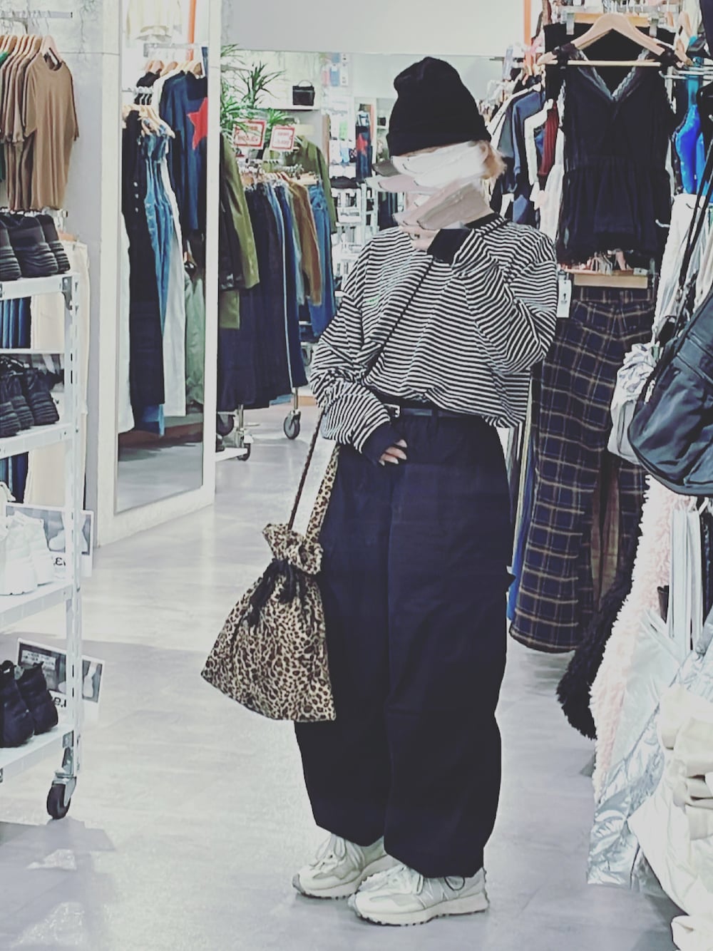 「秋服コーデ、パンツスタイル、ラクチンコーデ、秋、ゆるコーデ、ブラック、今日のコーデ、モノトーンコーデ、ハイウエスト、骨格ウェーブ、ブルベ夏、ootd、outfit」｜「GUのアイテム（カーゴパンツ、ブラック系）」を使った、bumpy221_さん（レディース・157cm）の秋コーディネートの1枚目の写真