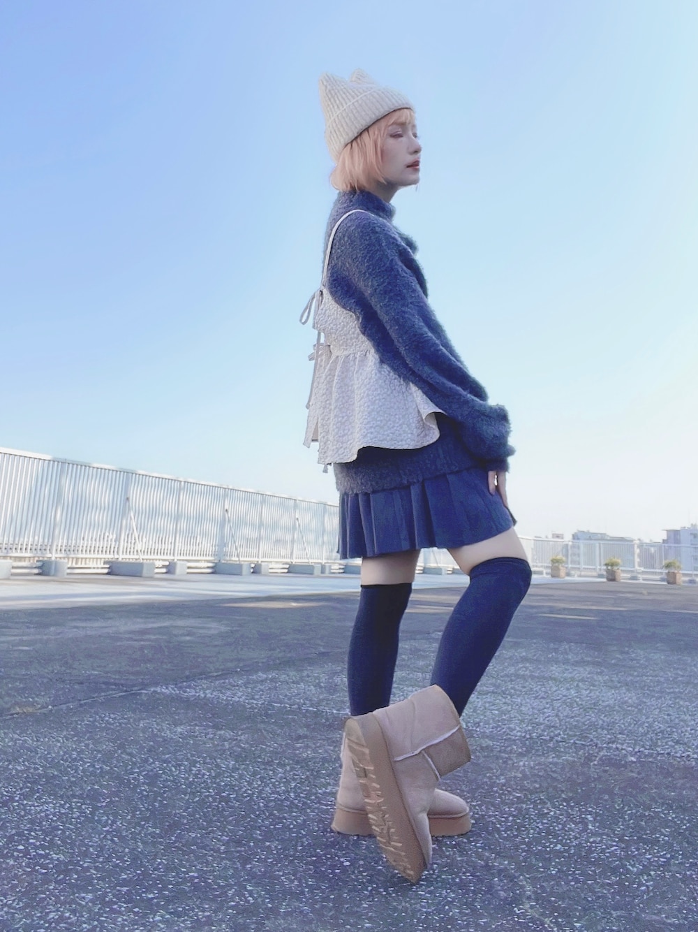 「秋服、秋冬コーデ、ニットコーデ、ニット、ニット帽、ネコ、スカートスタイル、ニーハイソックス、ニーハイ、骨格ウェーブ、ブーツスタイル」｜「SPINNSのアイテム（ニットキャップ/ビーニー、ホワイト系）」を使った、bumpy221_さん（レディース・157cm）の秋コーディネートの1枚目の写真