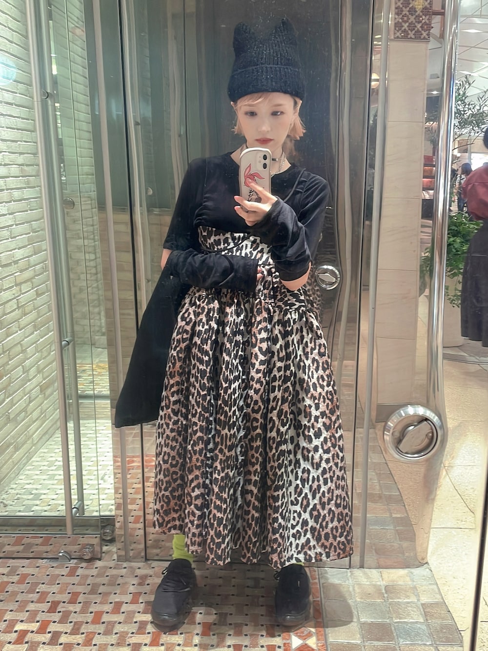 「スニーカー、秋服まるっと大公開、秋服、秋カラー、ワンピース、スニーカーコーデ、秋のコーデ、ニット帽、秋冬コーデ、ストリートコーデ、ootd、レオパード、レイヤードスタイル、骨格ウェーブ、ブルベ夏」｜「SPINNSのDIRKタグ付き ねこ耳 ニットキャップ（ニットキャップ/ビーニー、ブラック系）」を使った、bumpy221_さん（レディース・157cm）の秋コーディネートの1枚目の写真