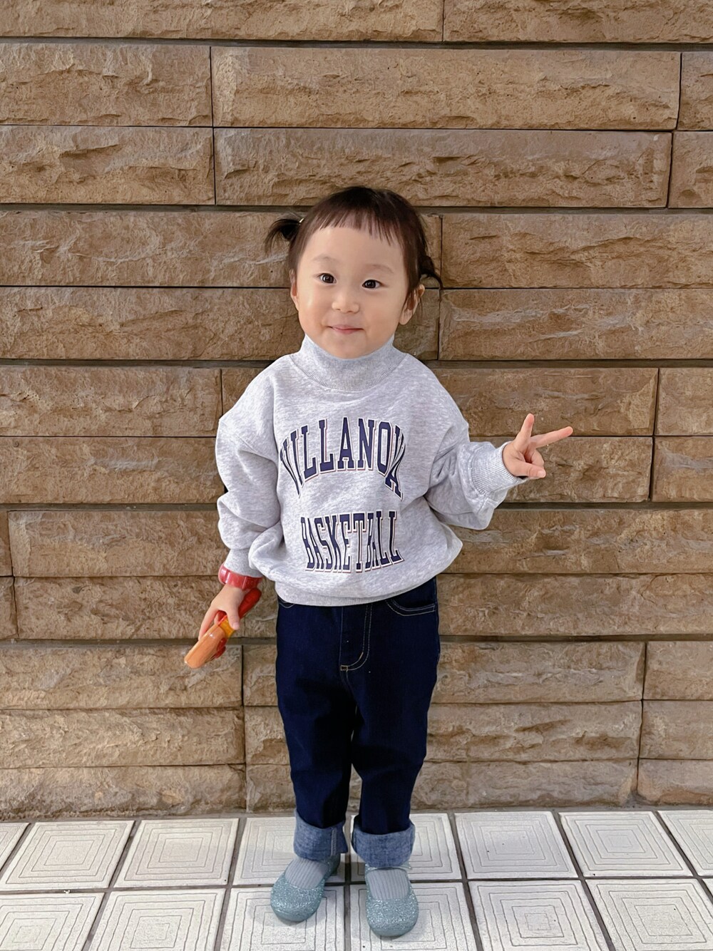 「petit mainのアイテム（デニムパンツ、ブルー系）」を使った、maimaiさん（キッズ・90cm）の冬コーディネートの1枚目の写真