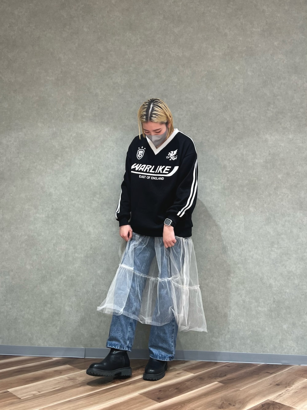 ブラック系のブーツ、ブラック系のトップスを着用したレディースの秋コーディネートの1枚目の写真