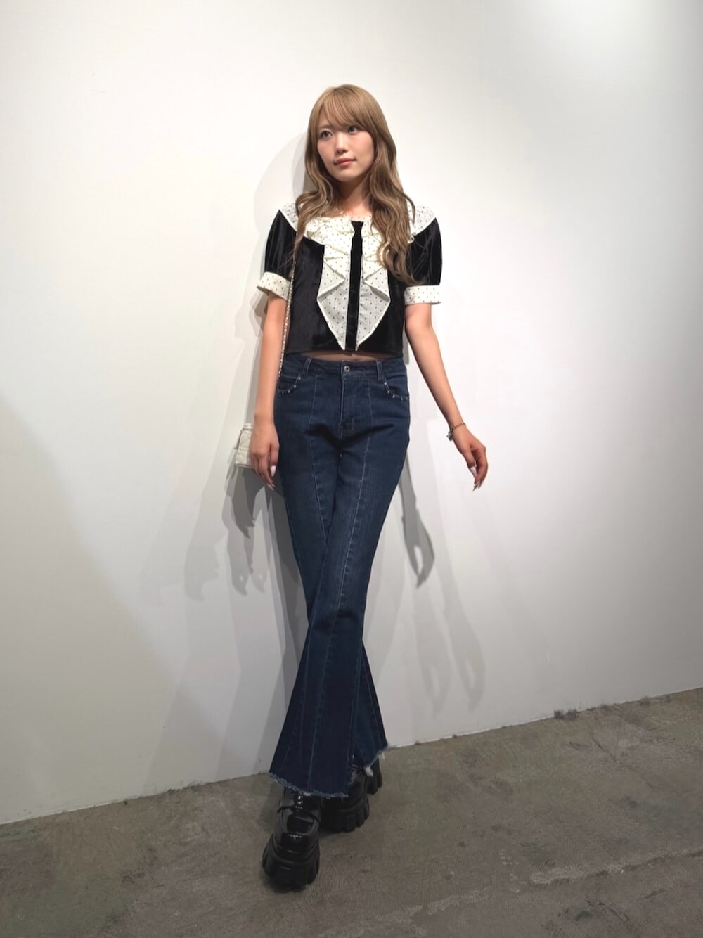 ブラック系のローファー、ブルー系のその他パンツ、ブラック系のカーディガン/ボレロを着用したレディースの夏コーディネートの1枚目の写真