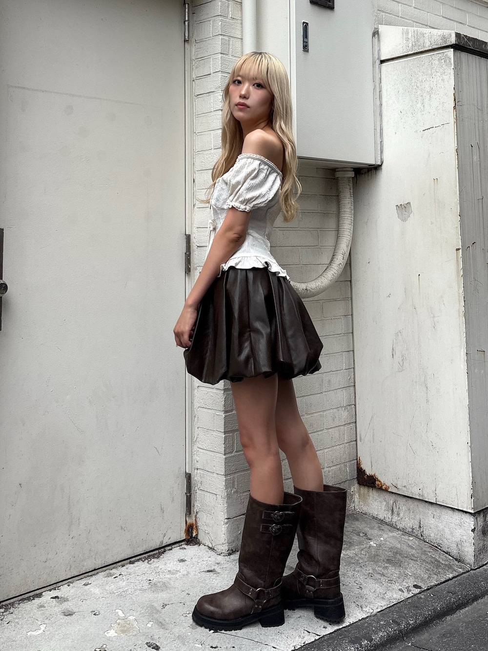 「CALNAMURのフェイクレザーバルーンミニスカート（スカート、ブラウン系）」を使った、saraさん（骨格ナチュラル・レディース・165cm）の夏コーディネートの1枚目の写真