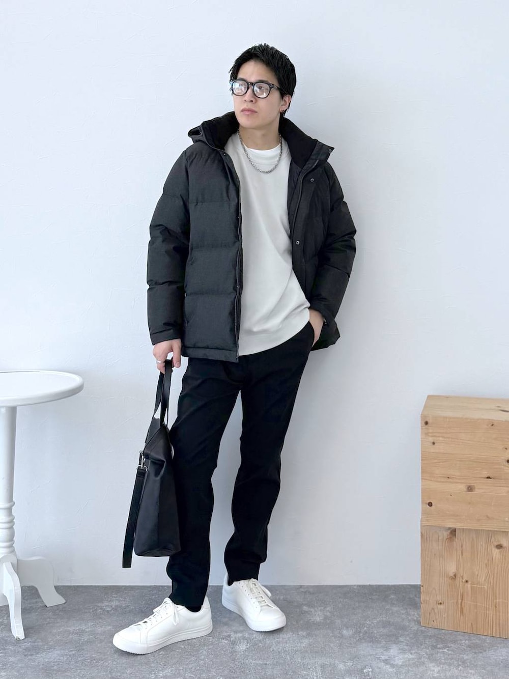 グレー系のダウンジャケット/コート、ブラック系のその他パンツ、ホワイト系のスウェットを着用したメンズの秋コーディネートの1枚目の写真