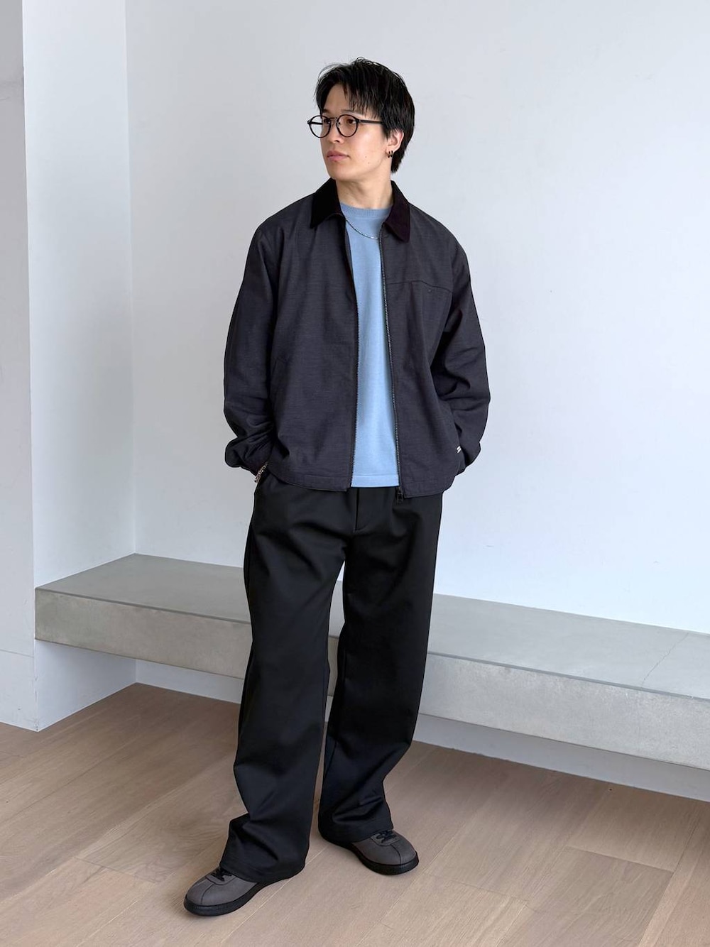 グレー系のスニーカー、ブラック系のその他パンツ、ブルー系のニット/セーターを着用したメンズの秋コーディネートの1枚目の写真
