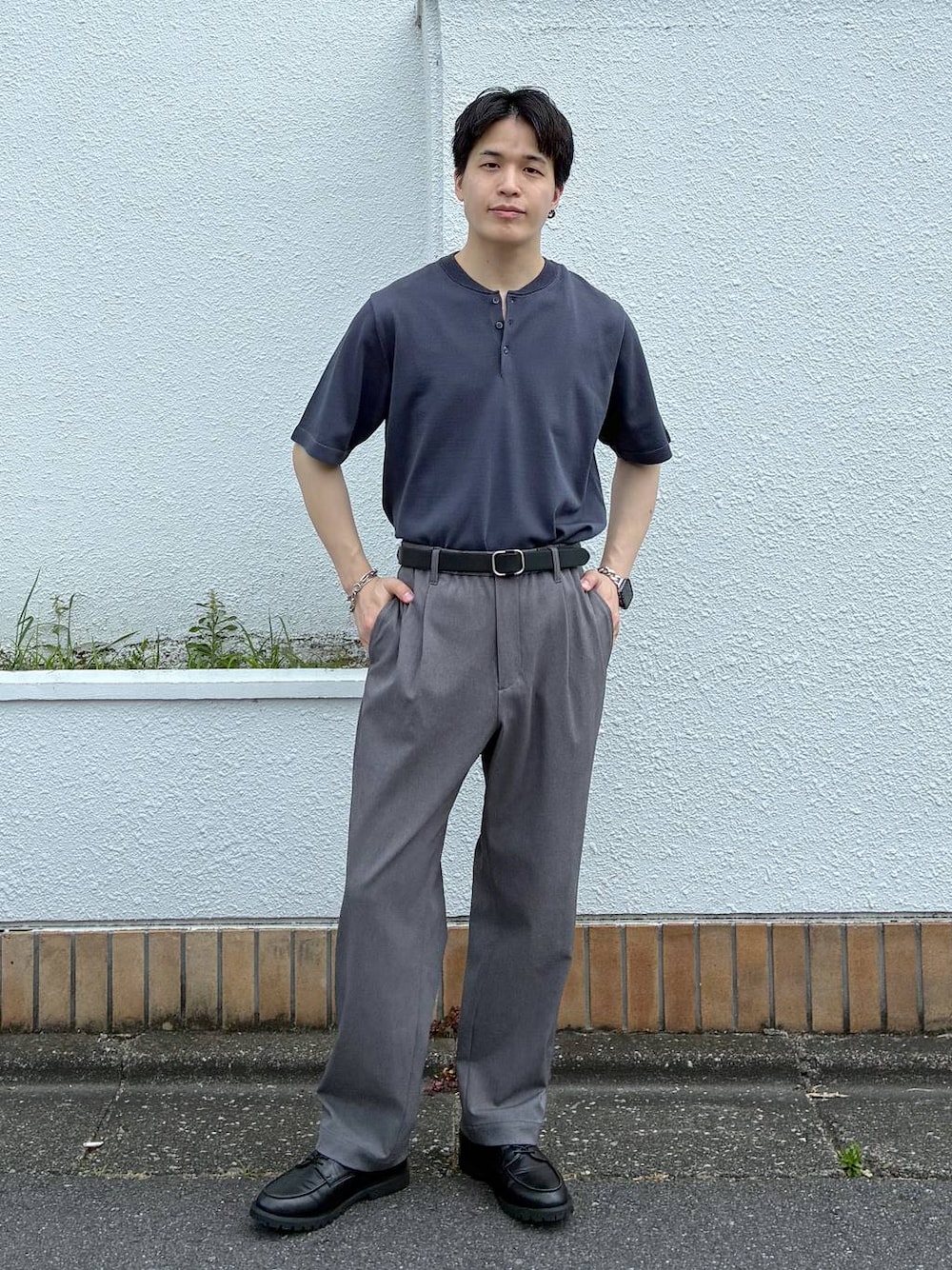グレー系のニット/セーター、グレー系のその他シューズ、グレー系のその他パンツを着用したメンズの夏コーディネートの1枚目の写真