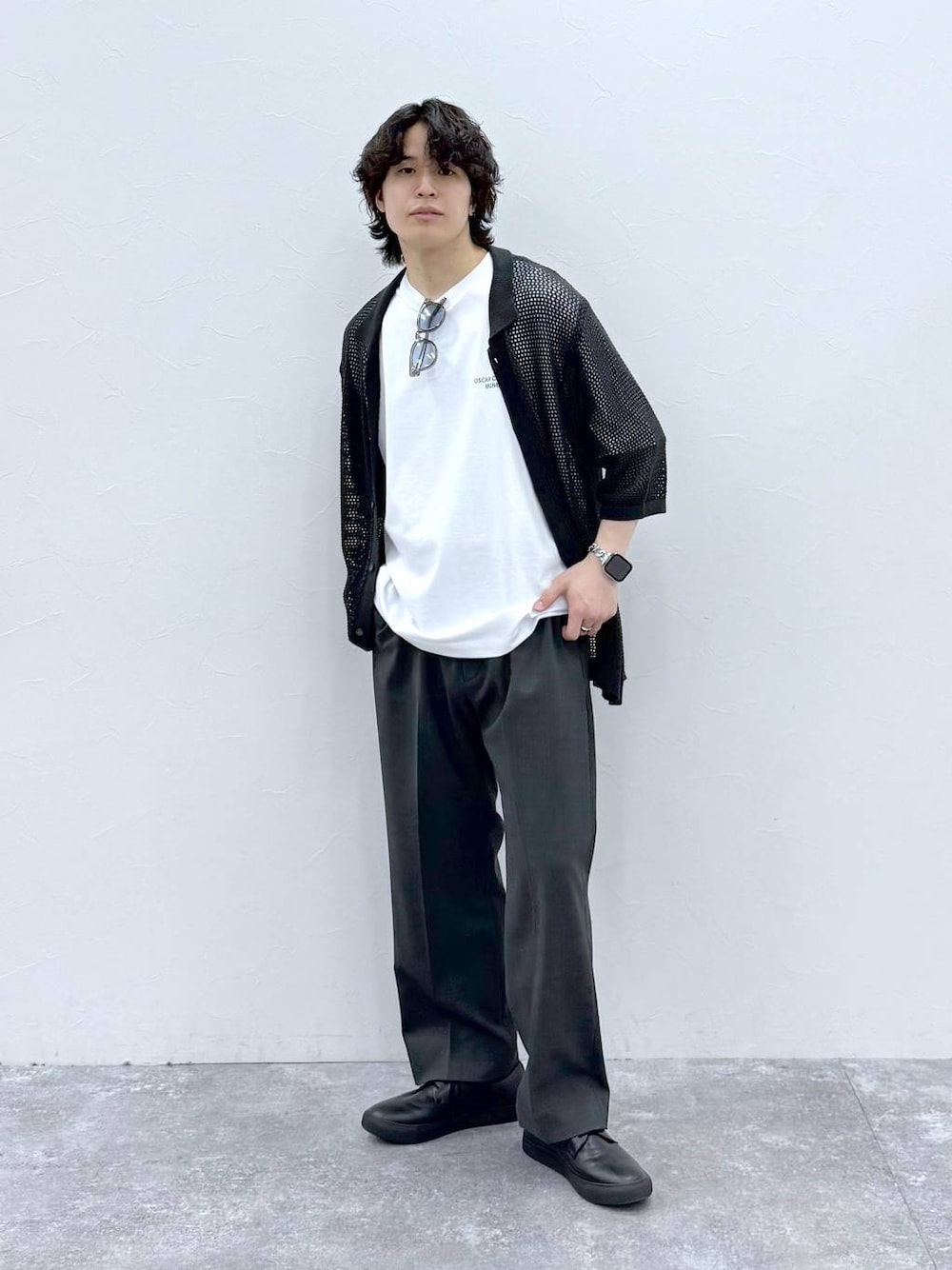 「モテ、夏コーデ、GLOBAL WORK、モード、旅行、着痩せ・細見え、休日コーデ、きれいめ、ベーシック/シンプル、カーディガン、Tシャツ、テーパードパンツ、ワイドパンツ、カジュアル、デート/ロマンティック」｜「GLOBAL WORKのUVカットアソートサングラス/283830（サングラス、グレー系）」を使った、yasu（GLOBALWORK）さん（メンズ・175cm）の春コーディネートの1枚目の写真