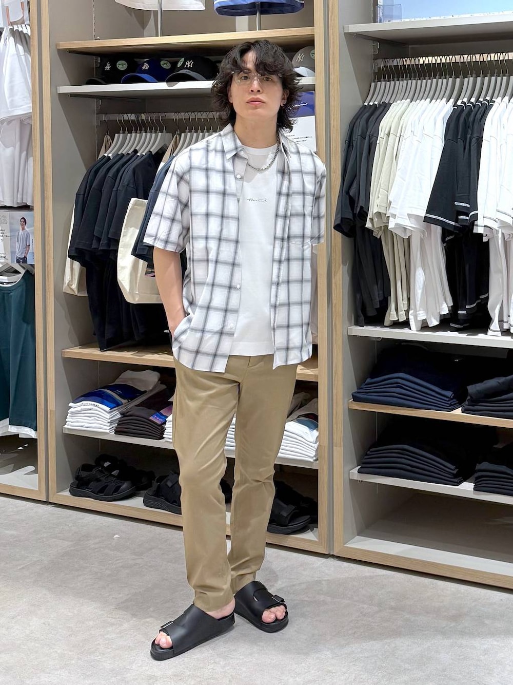 「きれいめ、モテ、ベーシック/シンプル、シャツ、シャツスタイル、Tシャツ、スゴラクシリーズ_GLOBAL WORK、スゴラクパンツ_GLOBAL  WORK、GLOBAL WORK、カジュアル、デート/ロマンティック、着痩せ・細見え、旅行、夏コーデ」｜「GLOBAL WORKのサラサマ快適シャツ/レギュラーカラー/半袖/286395（シャツ/ブラウス、ホワイト系）」を使った、yasu（GLOBALWORK）さん（メンズ・175cm）の夏コーディネートの1枚目の写真