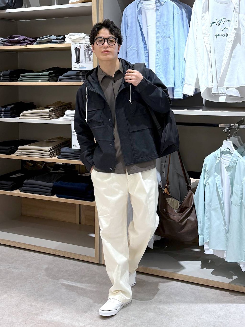 ブラック系のバックパック/リュック、ブラウン系のシャツ/ブラウス、ホワイト系のその他パンツを着用したメンズの春コーディネートの1枚目の写真