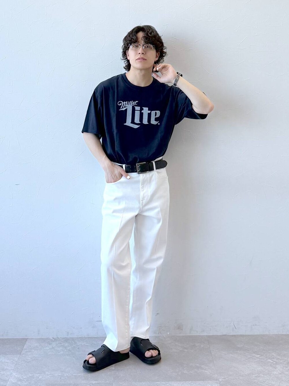 ブルー系のデニムパンツ、ブラック系のサンダル、ブルー系のTシャツ/カットソーを着用したメンズの夏コーディネートの1枚目の写真