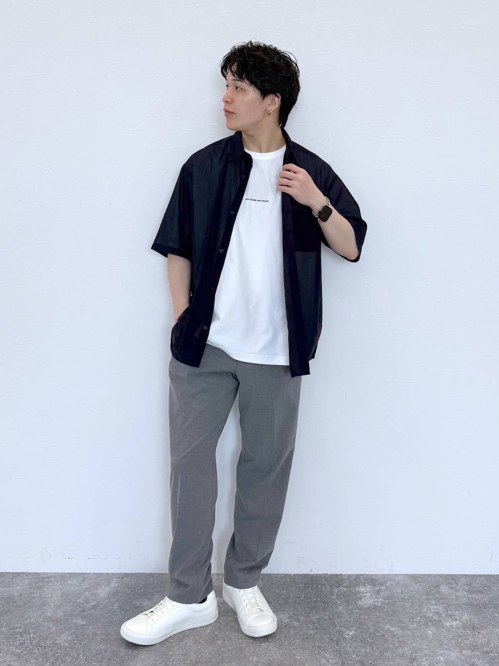 グレー系のスラックス、ホワイト系のその他シューズ、ブルー系のシャツ/ブラウスを着用したメンズの夏コーディネートの1枚目の写真