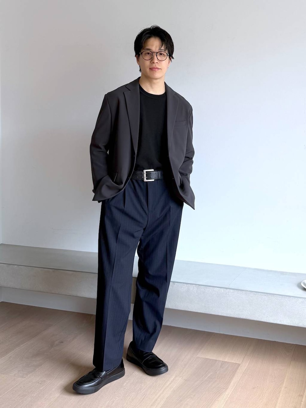 ブルー系のその他パンツ、グレー系のその他シューズ、グレー系のテーラードジャケットを着用したメンズの秋コーディネートの1枚目の写真