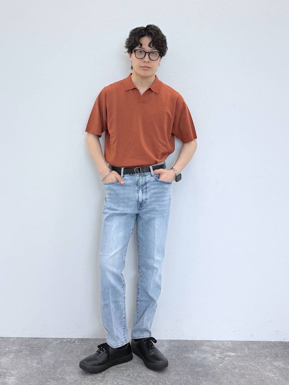 グレー系のその他シューズ、ブルー系のデニムパンツ、ブルー系のサングラスを着用したメンズの夏コーディネートの1枚目の写真