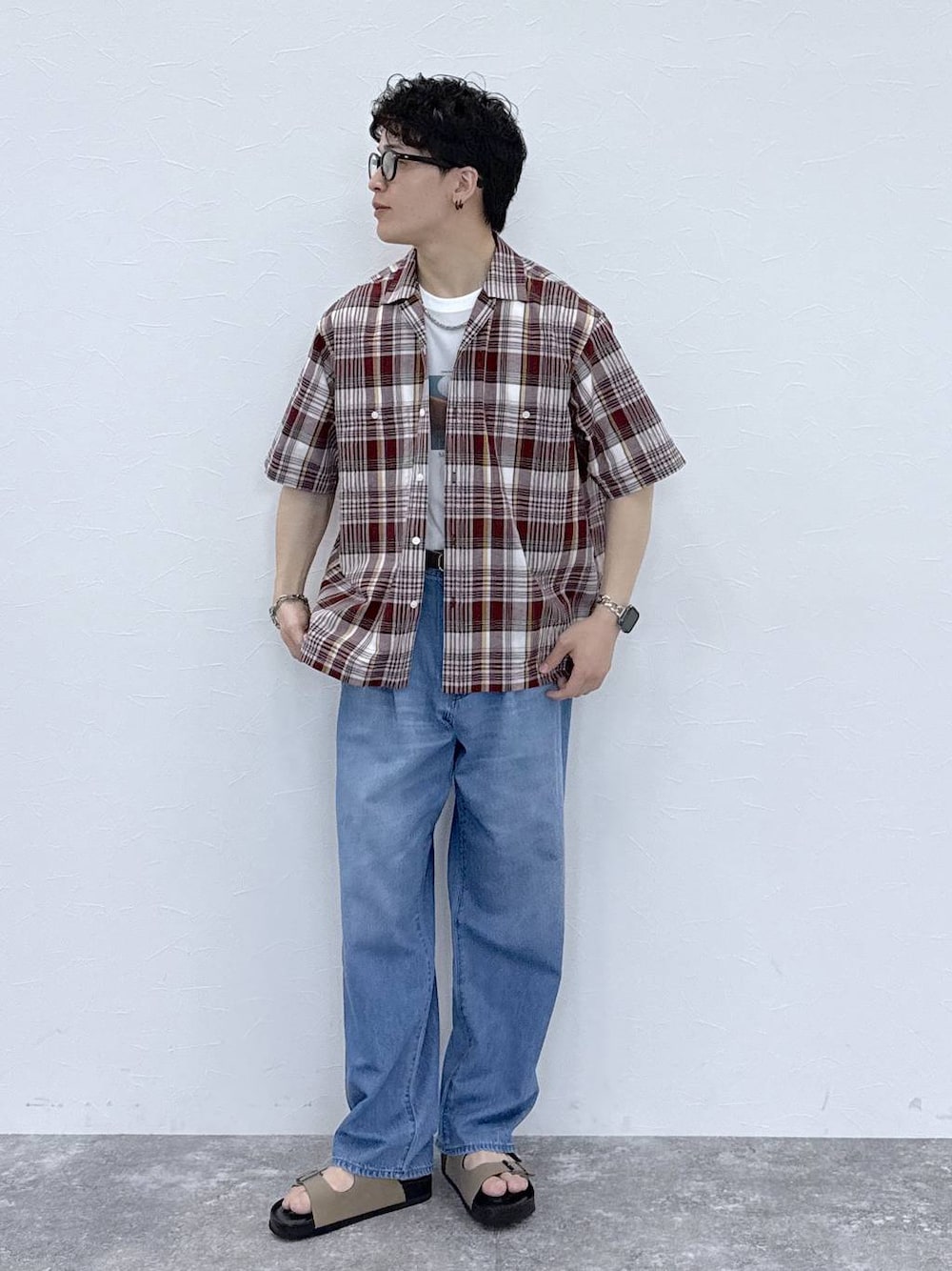 ホワイト系のTシャツ/カットソー、レッド系のシャツ/ブラウス、ブルー系のデニムパンツを着用したメンズの春コーディネートの1枚目の写真