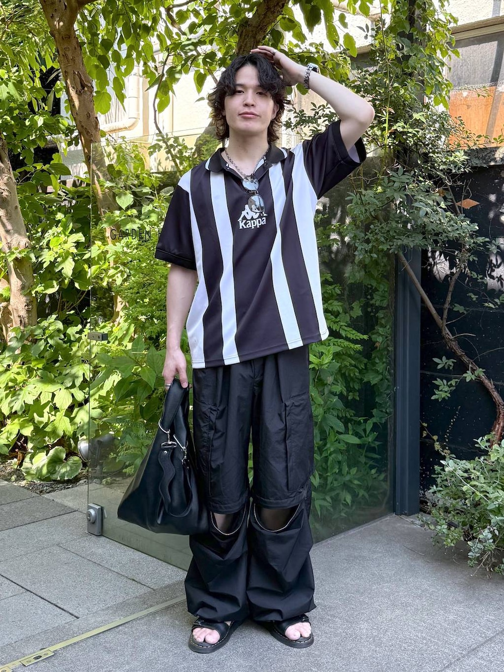 ブラック系のカーゴパンツ、グレー系のネックレスを着用したメンズの夏コーディネートの1枚目の写真