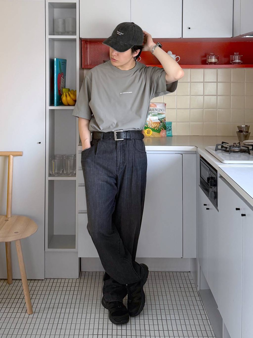 ブラック系のスニーカー、グレー系のデニムパンツ、ブラック系のキャップを着用したメンズの夏コーディネートの1枚目の写真