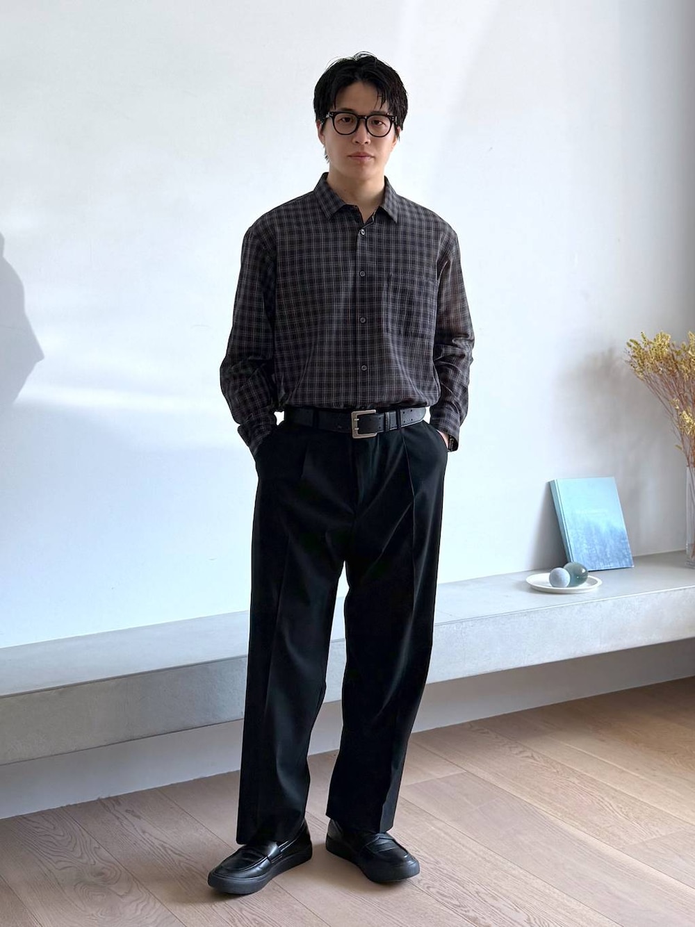 ブラック系のシャツ/ブラウス、グレー系のその他シューズ、ブルー系のその他パンツを着用したメンズの秋コーディネートの1枚目の写真