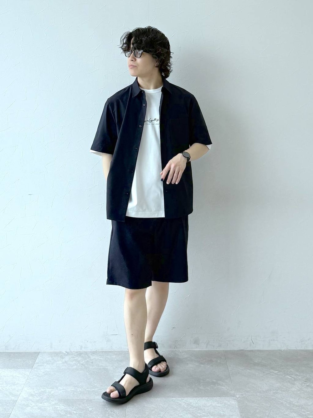 ブラック系のその他パンツ、ブラック系のシャツ/ブラウス、ホワイト系のTシャツ/カットソーを着用したメンズの夏コーディネートの1枚目の写真