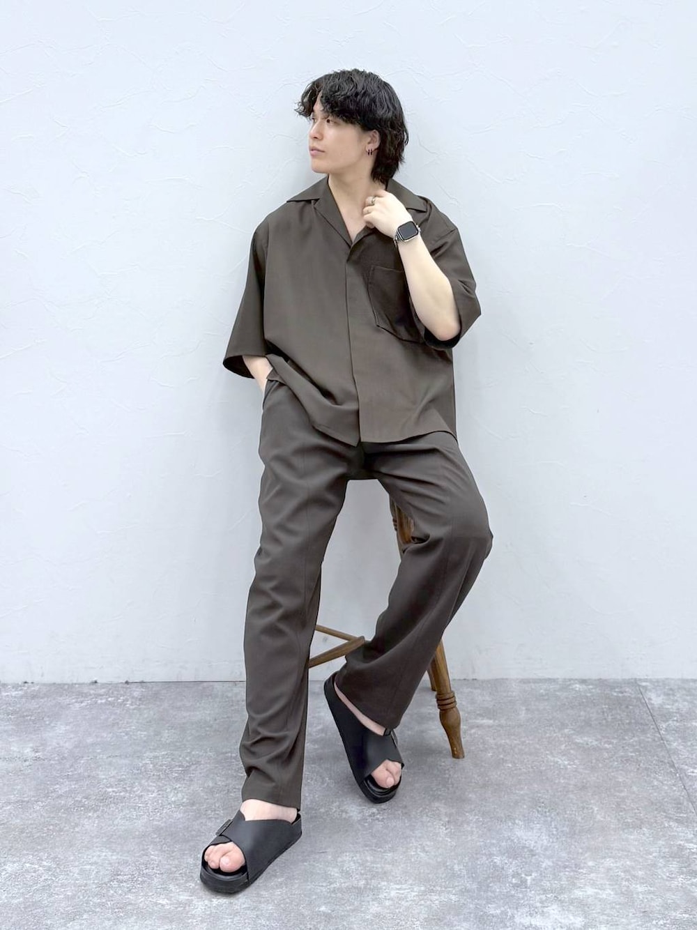 ブラウン系のその他パンツ、ブラウン系のシャツ/ブラウス、ブラック系のサンダルを着用したメンズの春コーディネートの1枚目の写真