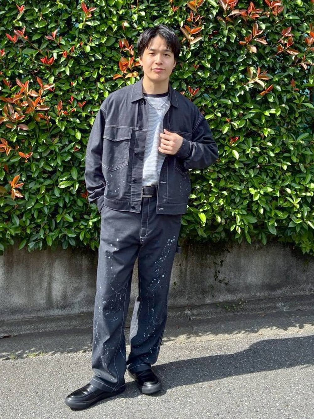 ブルー系のTシャツ/カットソー、グレー系のその他シューズ、ブルー系のデニムパンツを着用したメンズの秋コーディネートの1枚目の写真