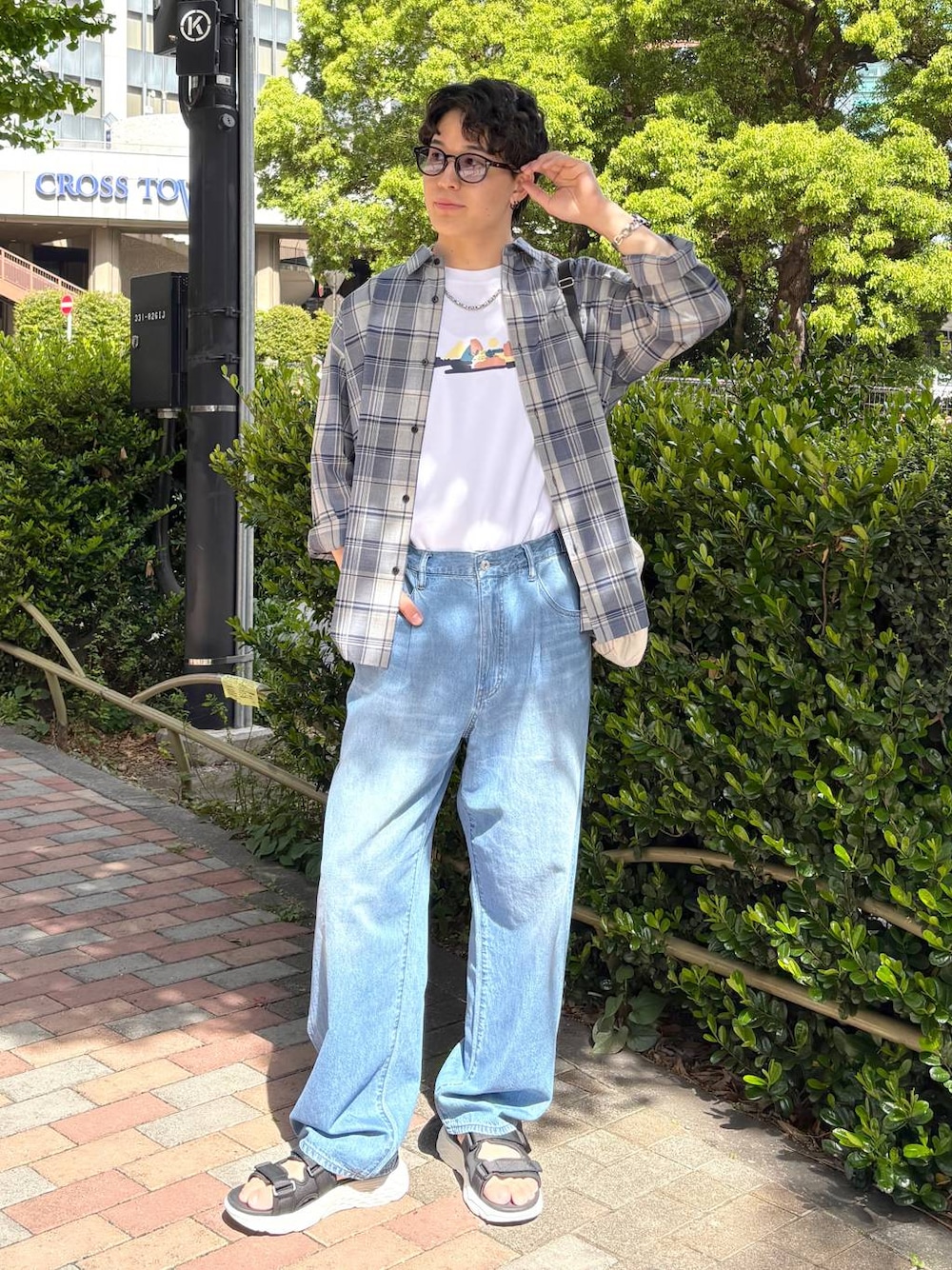 ブルー系のシャツ/ブラウス、ホワイト系のTシャツ/カットソー、ブルー系のデニムパンツを着用したメンズの春コーディネートの1枚目の写真