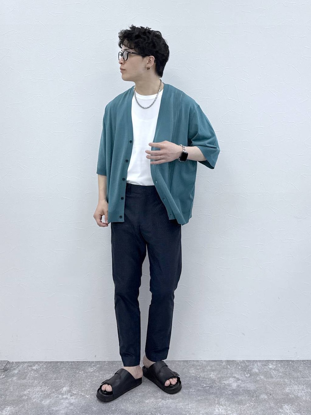 ブルー系のその他パンツ、ホワイト系のTシャツ/カットソー、グリーン系のカーディガン/ボレロを着用したメンズの春コーディネートの1枚目の写真
