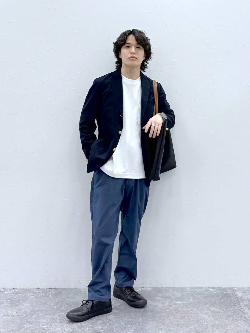 ブラック系のトートバッグ、ブルー系のその他パンツ、ホワイト系のTシャツ/カットソーを着用したメンズの春コーディネートの1枚目の写真