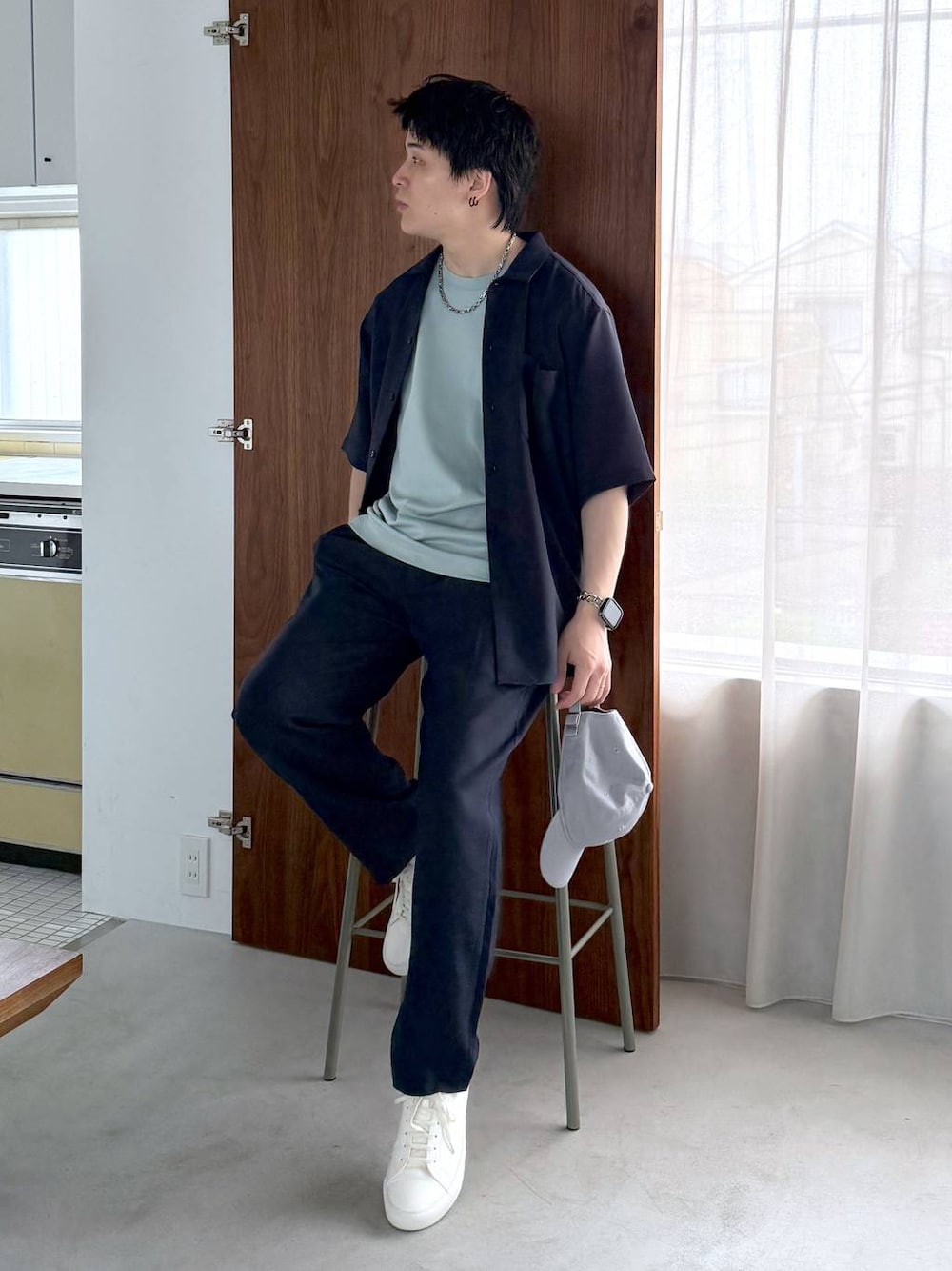 ブルー系のTシャツ/カットソー、ホワイト系のその他シューズ、ブルー系のシャツ/ブラウスを着用したメンズの夏コーディネートの1枚目の写真
