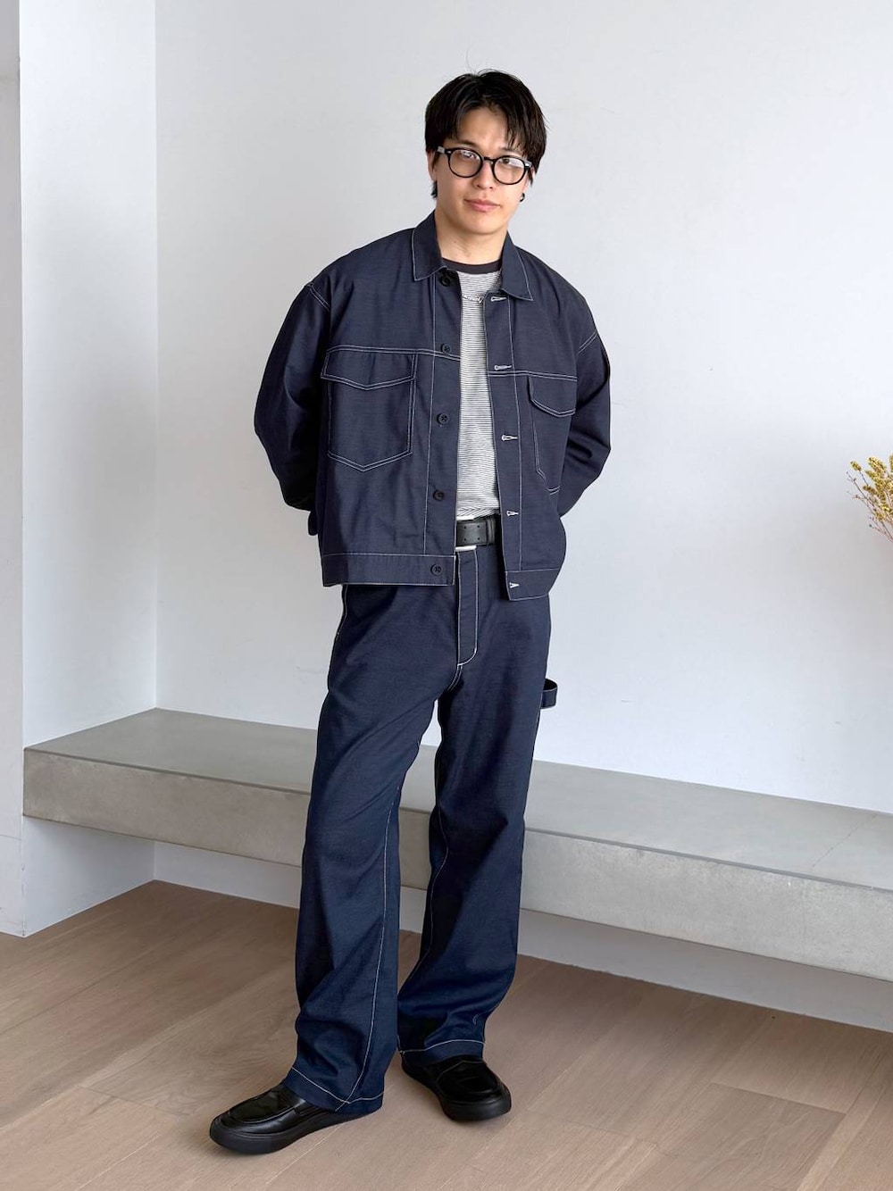 ブルー系のTシャツ/カットソー、グレー系のその他シューズ、ブルー系のデニムパンツを着用したメンズの秋コーディネートの1枚目の写真